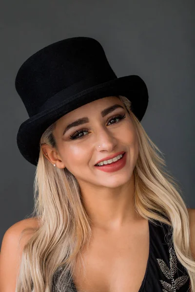 Mulher bonita e adorável retrato vestindo chapéu preto e sorrindo — Fotografia de Stock