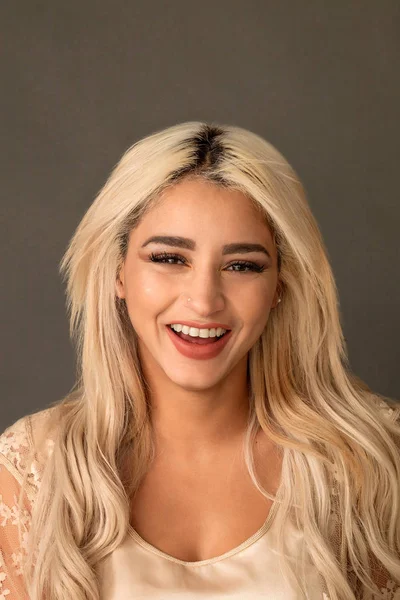 Mulher loira bonita retrato sorrindo enquanto olha para a câmera — Fotografia de Stock