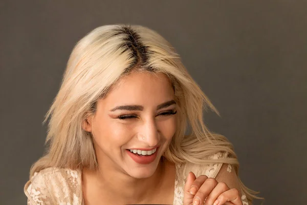 Gorgeous blond kvinna stående skrattar och bär spetsklänning — Stockfoto