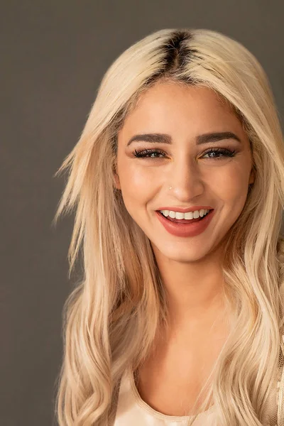 Wunderschöne blonde Frau Porträt lächelt, während sie in die Kamera schaut — Stockfoto