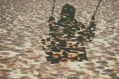 Çocuğun salıncak ve kum desen çift pozlama