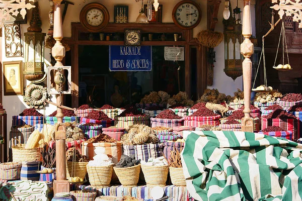Typowym egipski rynek stoisko sprzedaży ziół i przypraw — Zdjęcie stockowe