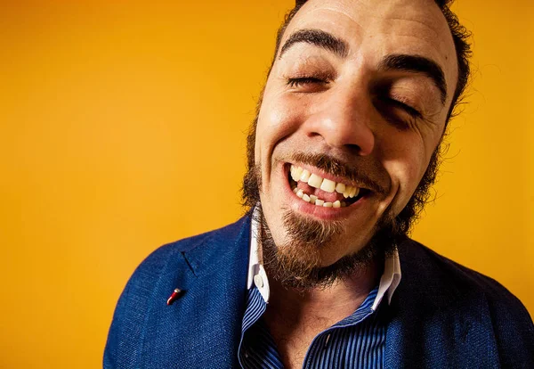 Retrato de hombre divertido y excéntrico sonriendo con los ojos cerrados — Foto de Stock