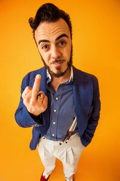 Roliga porträtt av man gör långfingret gest — Stockfoto