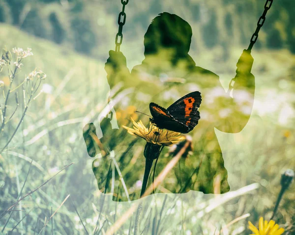 Podwójnej ekspozycji dzieciak na huśtawce i piękny motyl na kwiat mniszka Obrazek Stockowy