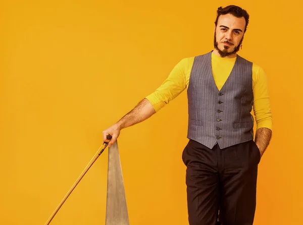 Homem retrato segurando sua serra musical e sorrindo — Fotografia de Stock