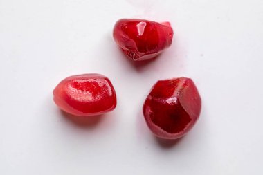 Beyaz zemin üzerinde nar