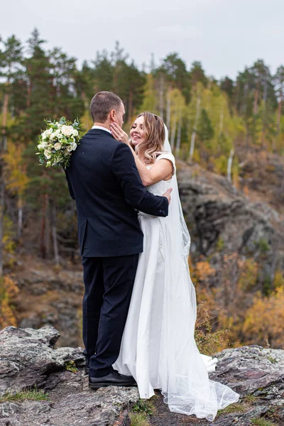 Bride Groom Look Each Other Smile — Stock Photo, Image