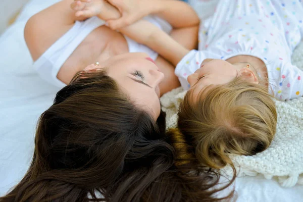 Mutter Und Tochter Lagen Auf Dem Bett — Stockfoto