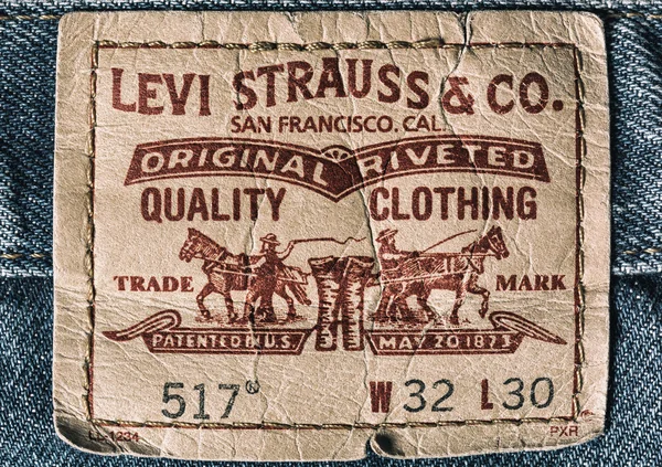 Rótulo de couro LEVI na calça azul — Fotografia de Stock