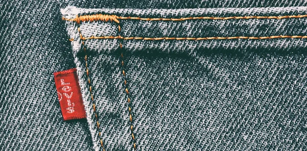 Fechar a etiqueta LEVI nas calças de ganga azuis — Fotografia de Stock