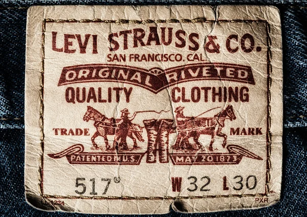 Rótulo de couro LEVI na calça azul — Fotografia de Stock