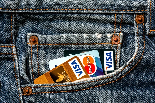 Plastik kredi kartı Visa altın kot pantolon cebinde — Stok fotoğraf