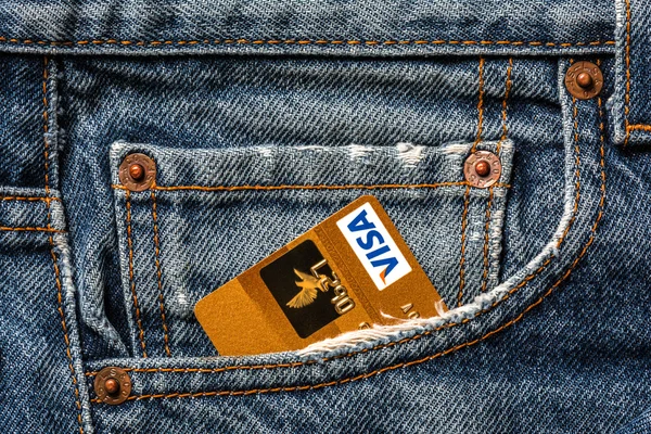 Plastik kredi kartı Visa altın kot pantolon cebinde — Stok fotoğraf