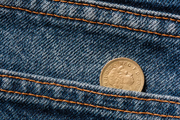 Moeda britânica no bolso de jeans — Fotografia de Stock