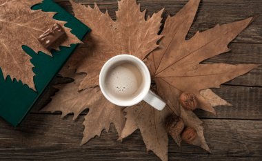 Kahve içme. Sonbahar kompozisyon