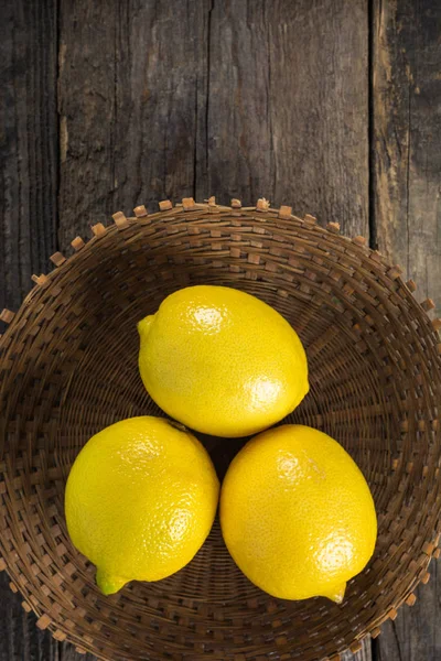 Лимон, цитрусовые — стоковое фото