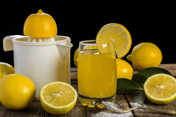 Сок из лимона — стоковое фото