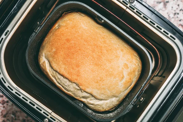 Breadmaker에서 베이킹 빵 — 스톡 사진