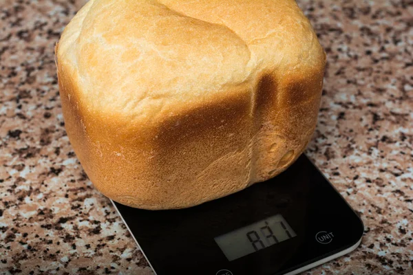 Het bakken van brood in breadmaker — Stockfoto