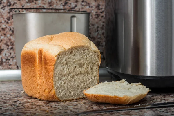 Het bakken van brood in breadmaker — Stockfoto