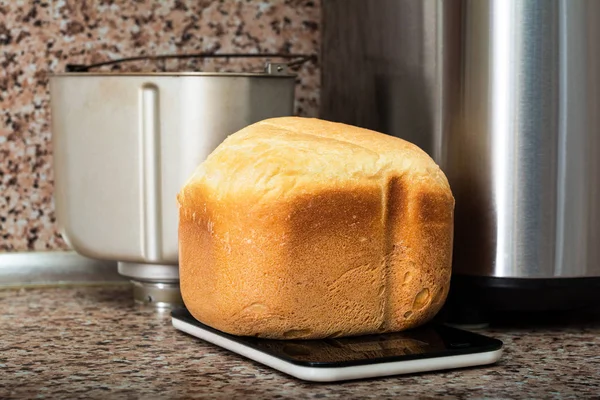 Brot backen im Brotbackofen — Stockfoto