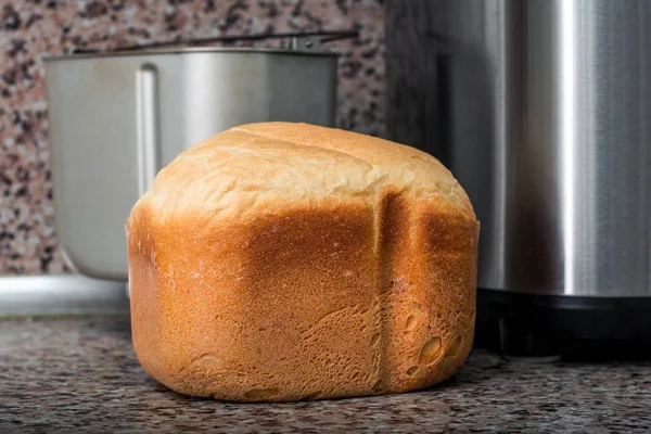 Hornear pan en panadero — Foto de Stock