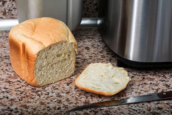 Breadmaker에서 베이킹 빵 — 스톡 사진