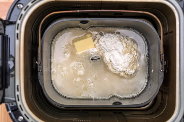 Готовить тесто в хлебопечке — стоковое фото