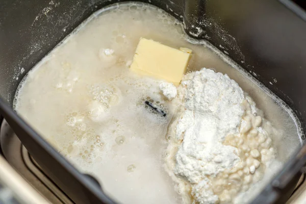 Teig im Brotbackofen zubereiten — Stockfoto