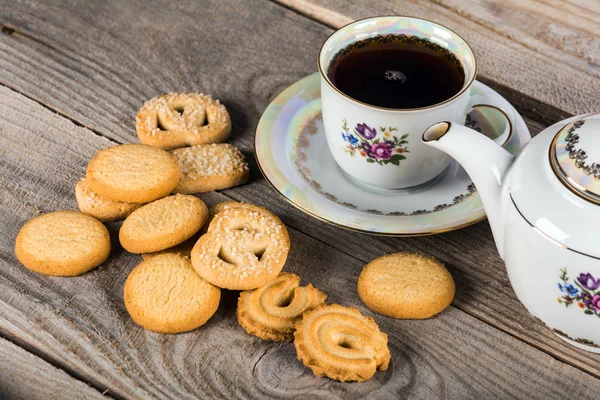 Tee mit dänischen Butterkeksen — Stockfoto