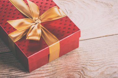 Saten kurdeleli hediye kutusu