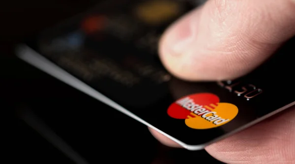 Plastik kart Mastercard. Seçici odak — Stok fotoğraf