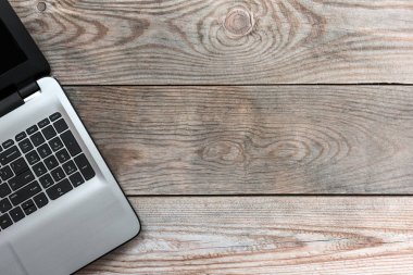 Ahşap masa üstünde laptop pc