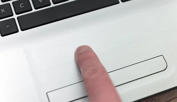 Laptop touchpad finger — Stockfoto