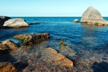 Deniz kıyısında, mavi su