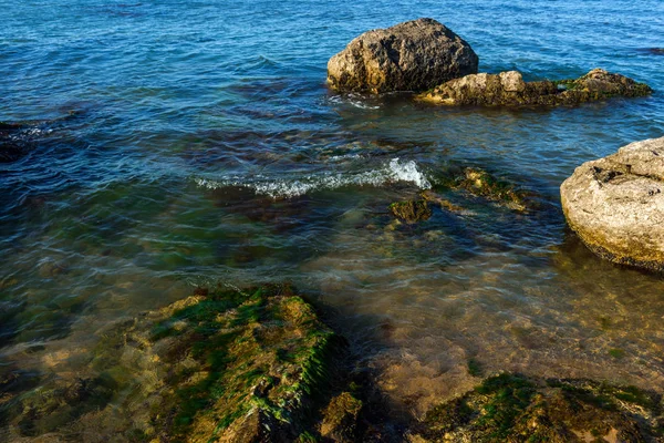 Морской берег, голубая вода — стоковое фото