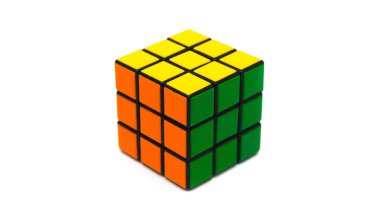 Beyaz arkaplanda Rubik küp