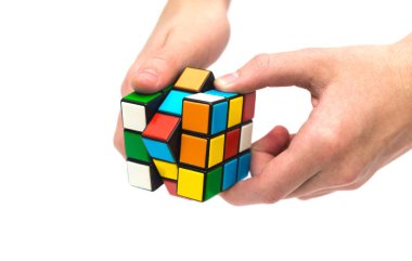 Beyaz arkaplanda Rubik küp