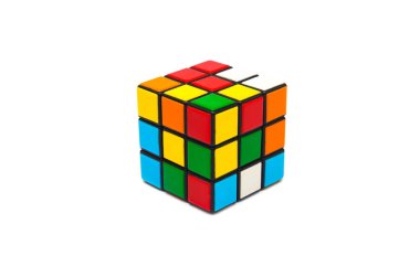 Beyaz arkaplanda Rubik küp
