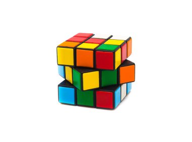 Beyaz arkaplanda Rubik küp
