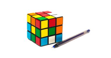 Beyaz arkaplanda Rubik küp