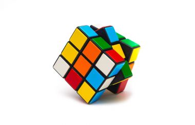 Beyaz arkaplanda Rubik küp