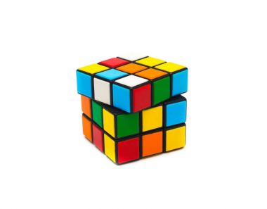 Beyaz arkaplanda Rubik küp