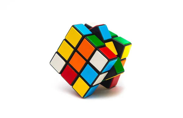 Rubikova kostka na bílém pozadí — Stock fotografie