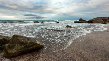 Deniz kıyısında bulutlu havalarda