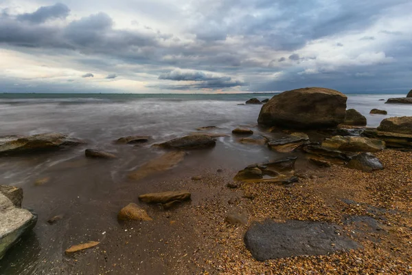 Pobřeží v oblačné počasí — Stock fotografie