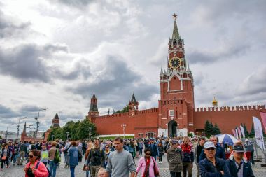 Kızıl Meydan turistlere