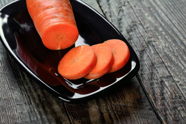 Fette di carota in piatto di ceramica — Foto Stock