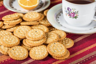 Siyah çay bisküvi kraker